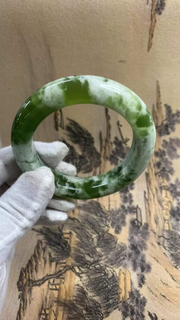 수옥 청포도 밀크폼 옥팔찌 내경 58.4mm · 폭 15mm 상품 실물 사진