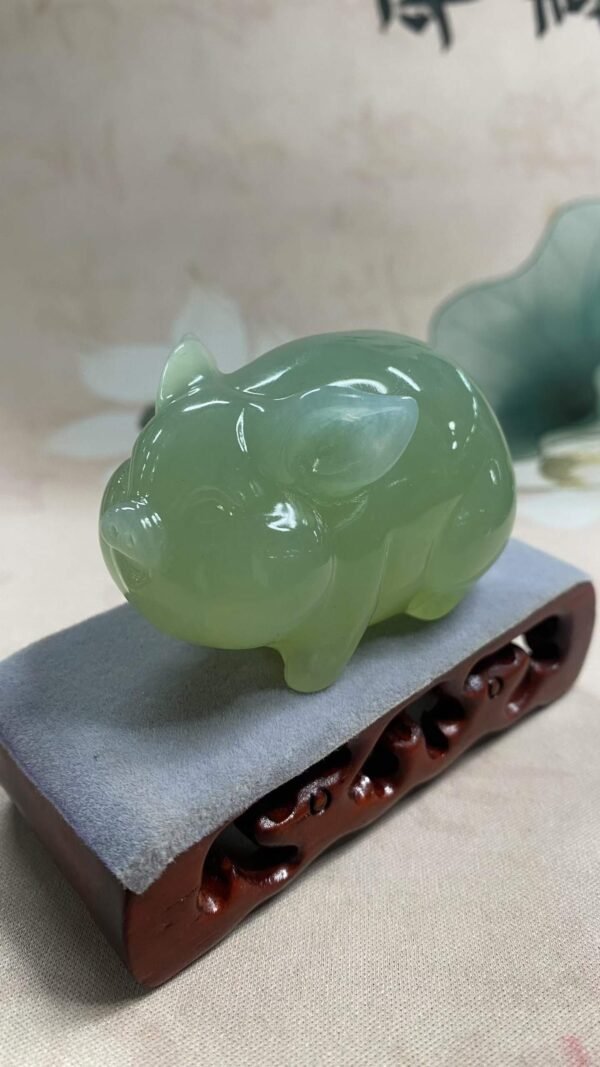 수옥 복돼지 조각 장식품 · 규격 63×39×42mm