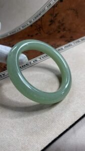 아이스 그린 무늬 수옥 통뱅글 실물 사진, 내경 58.2mm