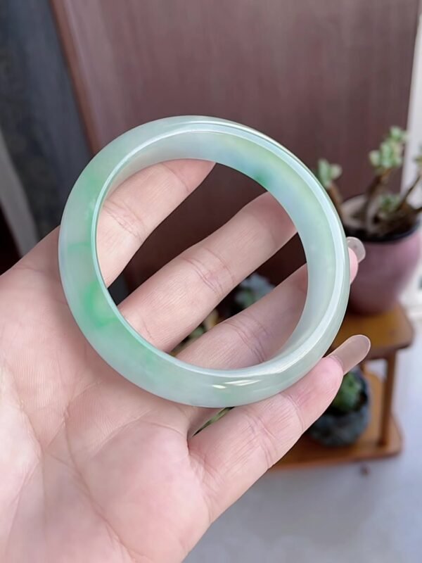 비취 옥팔찌 59mm · 은은한 초록 무늬와 맑은 광택