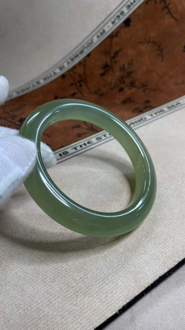 수옥 아이스 그린 무늬 옥팔찌 60.8mm | 폭 11.6mm 통뱅글