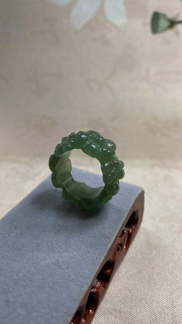 수옥 그린 꽃무늬 조각 반지 | 내경 19.3mm · 폭 13.6mm